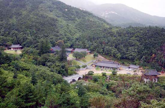 수바위에서 내려다본 화암사의 전경은 흐르는 물결처럼 자연스럽다. 